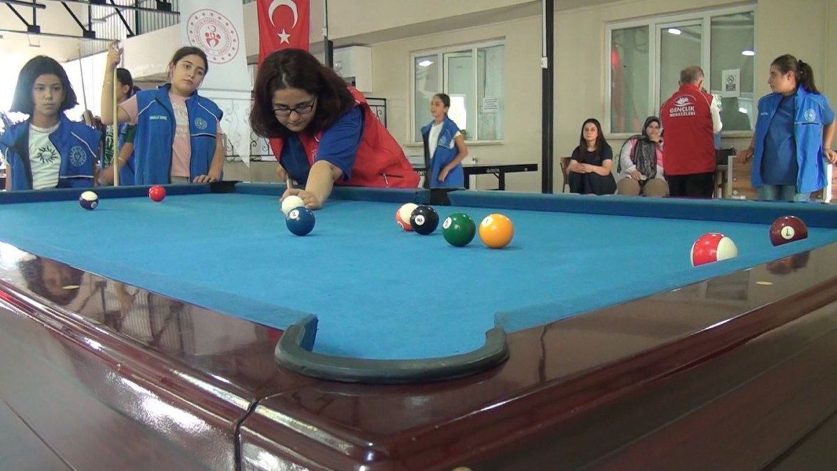 puturgeli-genc-kizlardan-bilardo-kursuna-yogun-ilgi
