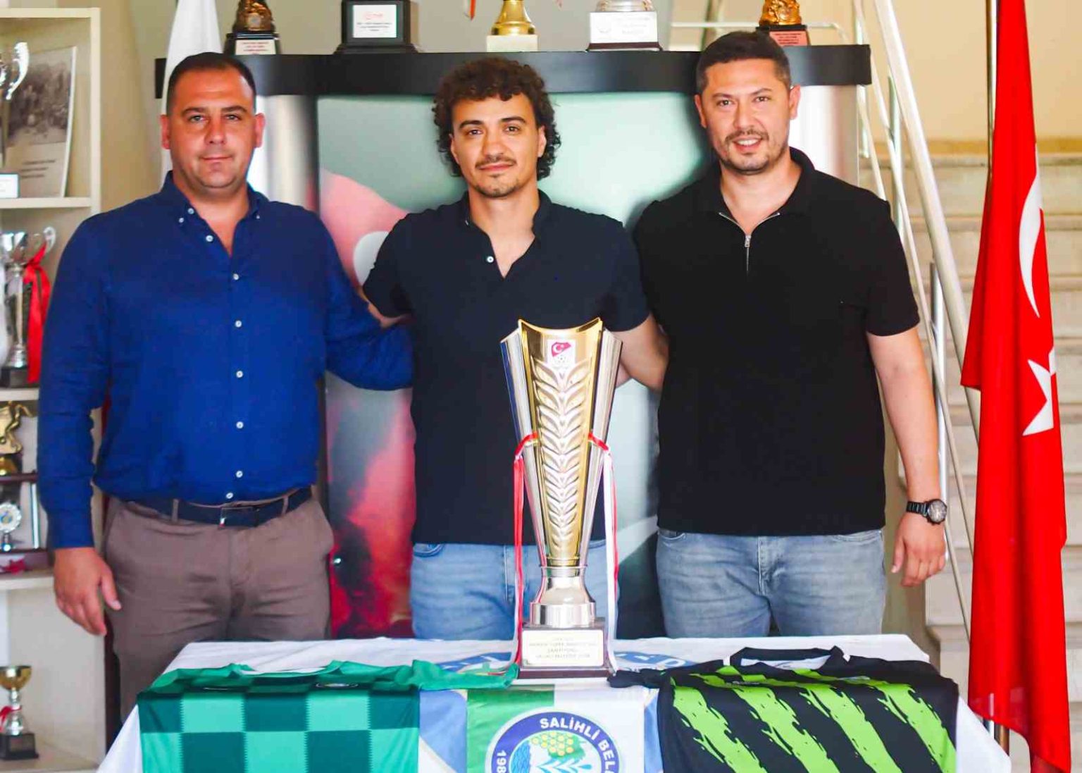 salihli-belediyesporda-5-imza-birden