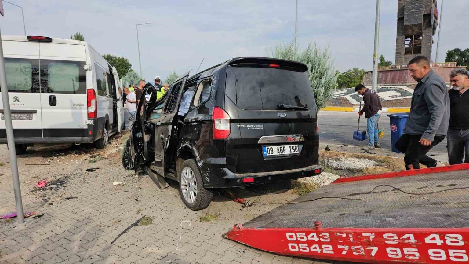 sindirgida-trafik-kazasi-4-yarali