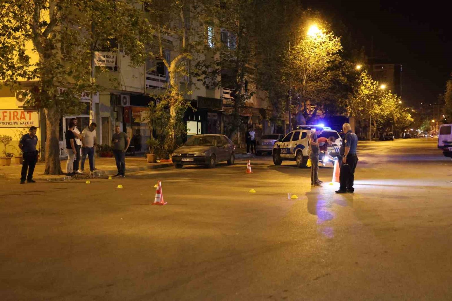 sokak-ortasinda-silahla-defalarca-ates-edildi-polis-suphelilerin-pesine-dustu