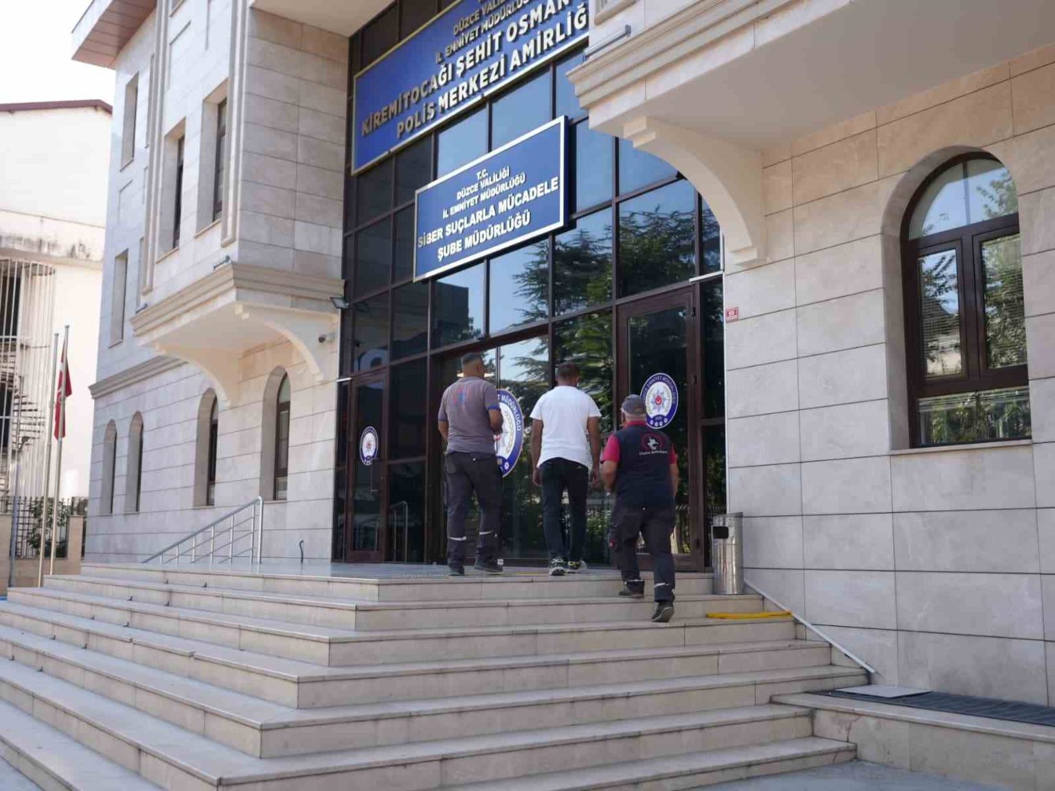 temizlik-personelleri-bulduklari-cuzdanlari-polise-teslim-etti