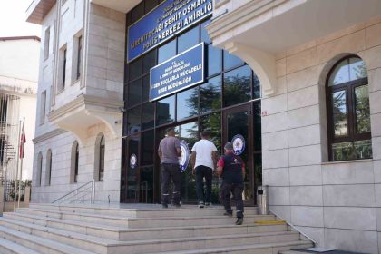 temizlik-personelleri-bulduklari-cuzdanlari-polise-teslim-etti