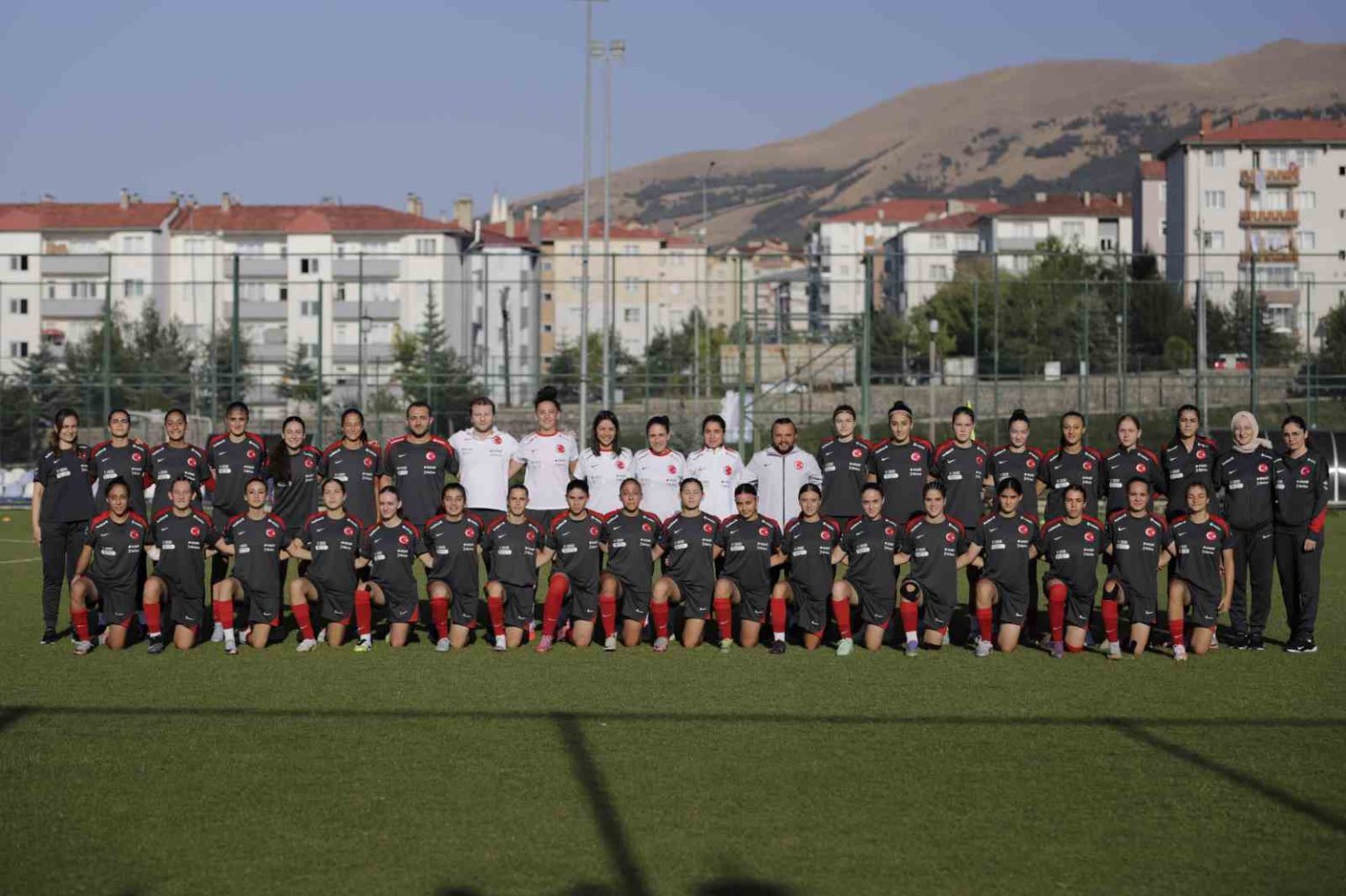 u17-kiz-milli-takiminin-erzurum-hazirlik-kampi-suruyor