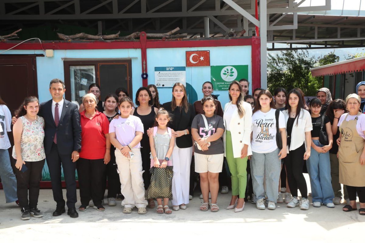 vali-masatlinin-esi-yuregimizdeki-isik-projesinde-kiz-cocuklariyla-bir-araya-geldi