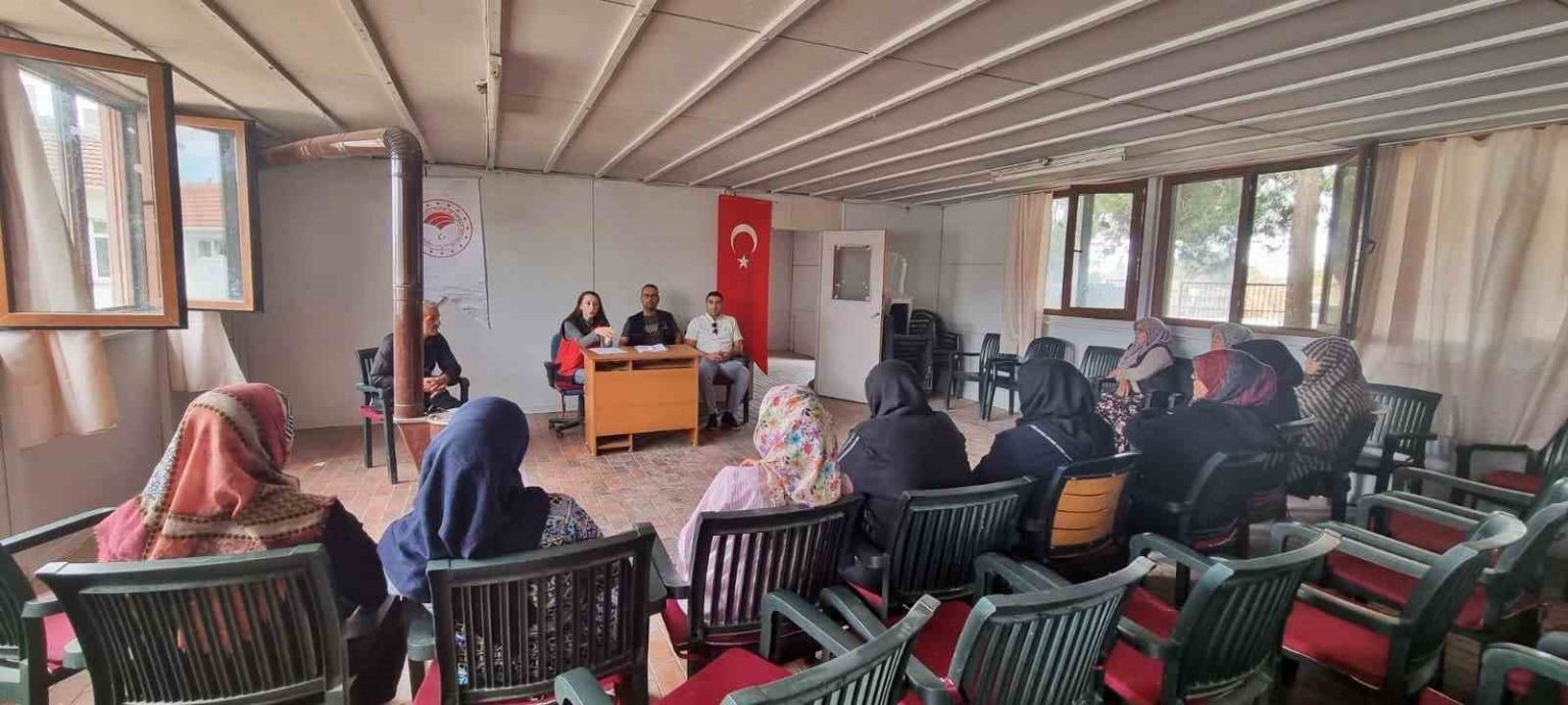 aslanapada-ureticilere-cilek-uretimi-ile-ilgili-egitim-verildi