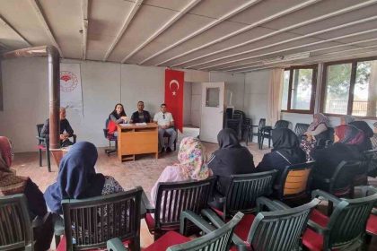 aslanapada-ureticilere-cilek-uretimi-ile-ilgili-egitim-verildi