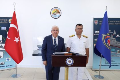 bakan-guler-istanbul-tersanesi-komutanligini-ziyaret-etti