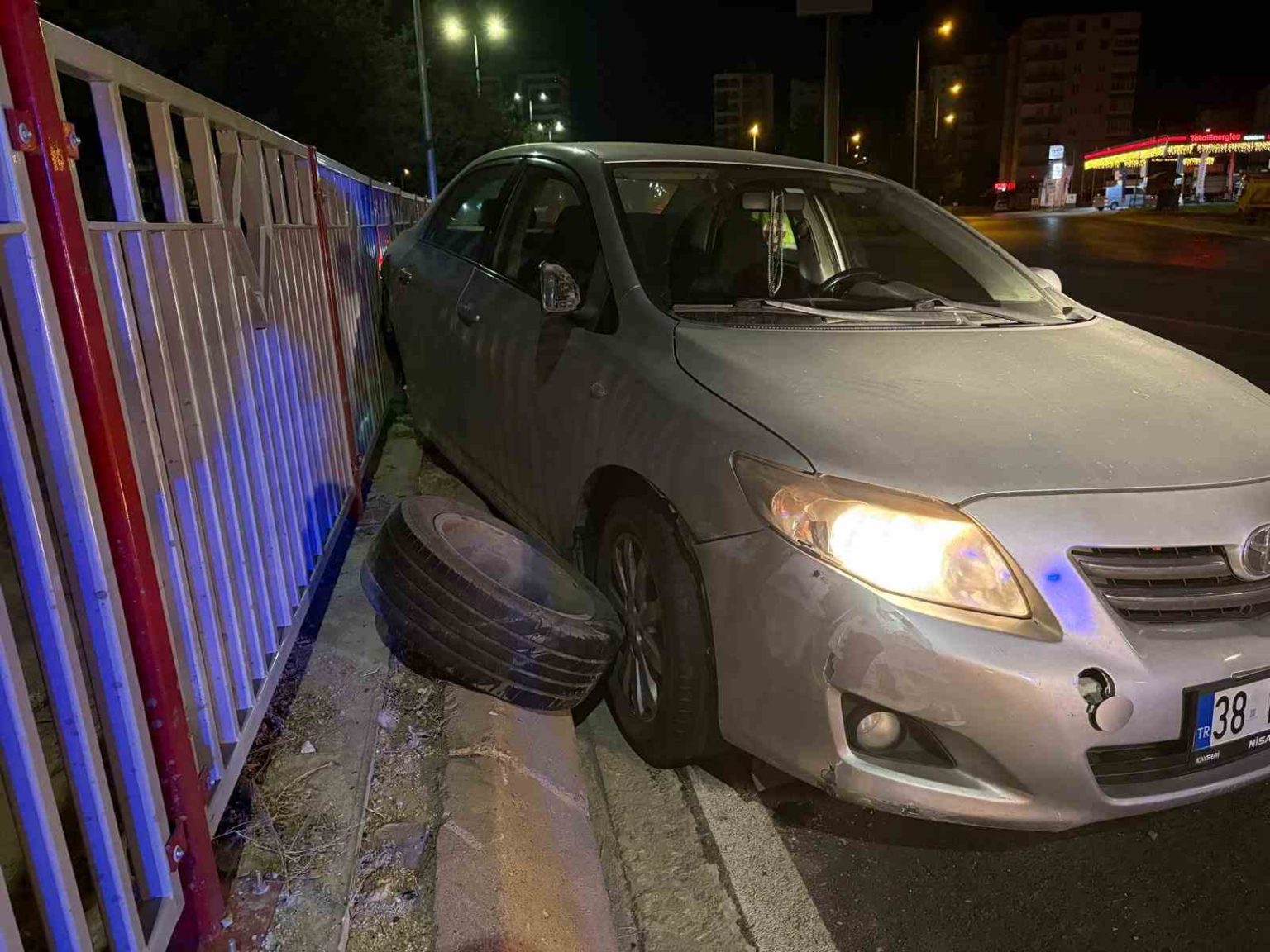 bariyerlere-carpan-otomobilin-tekerlegi-firladi-2-yarali