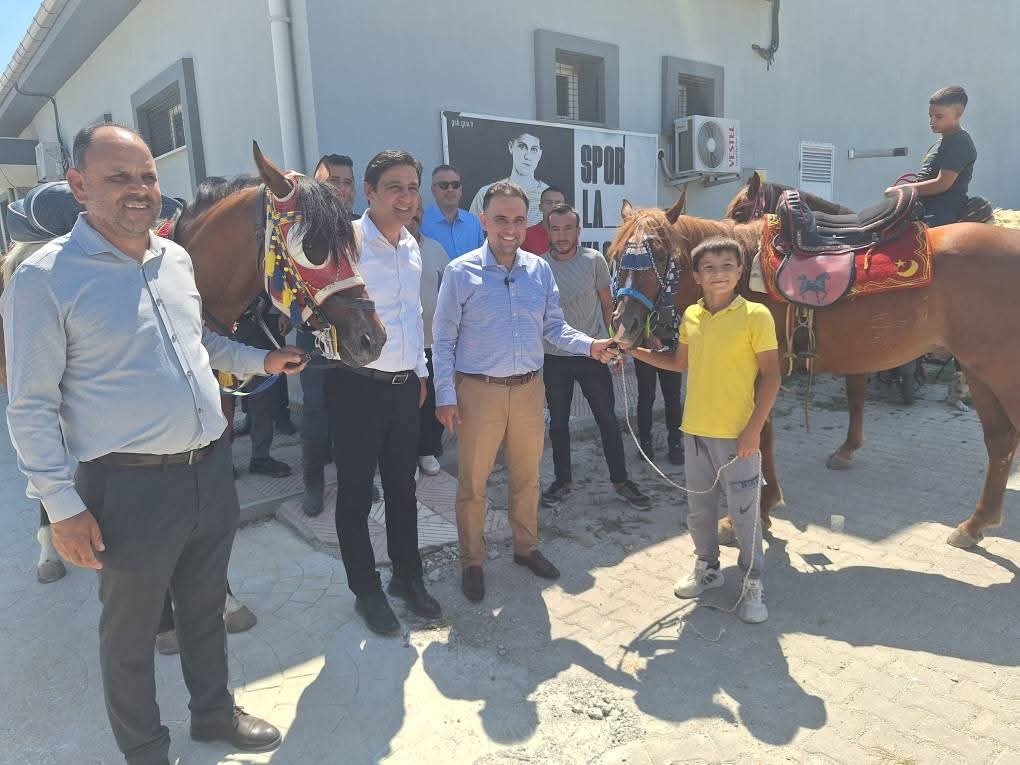 baybatur-selendide-esnaf-ve-partililerle-bulustu