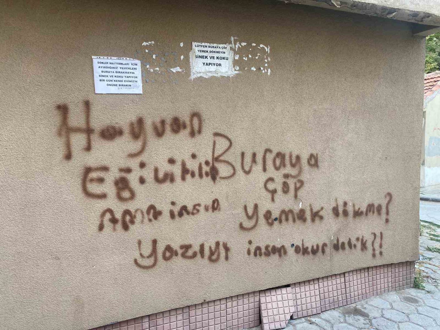 binanin-duvarina-asilan-ilginc-notlar-dikkat-cekiyor