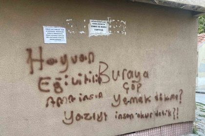 binanin-duvarina-asilan-ilginc-notlar-dikkat-cekiyor