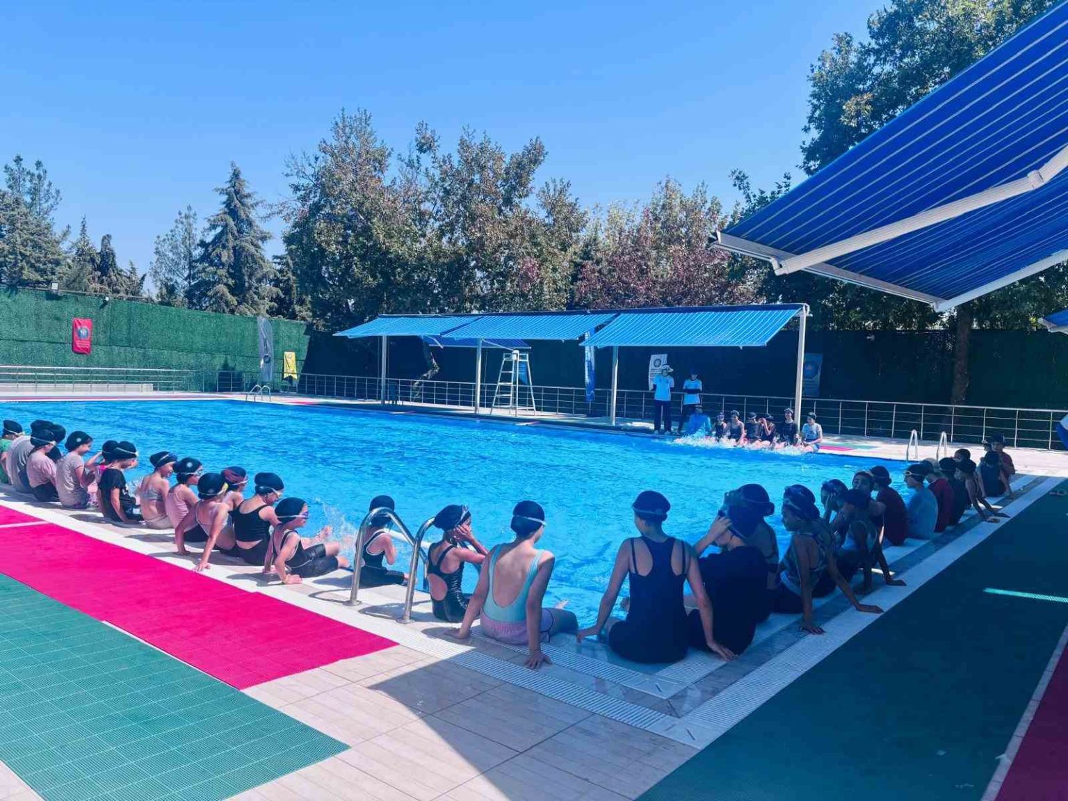 cocuklara-yuzme-egitimi-verildi