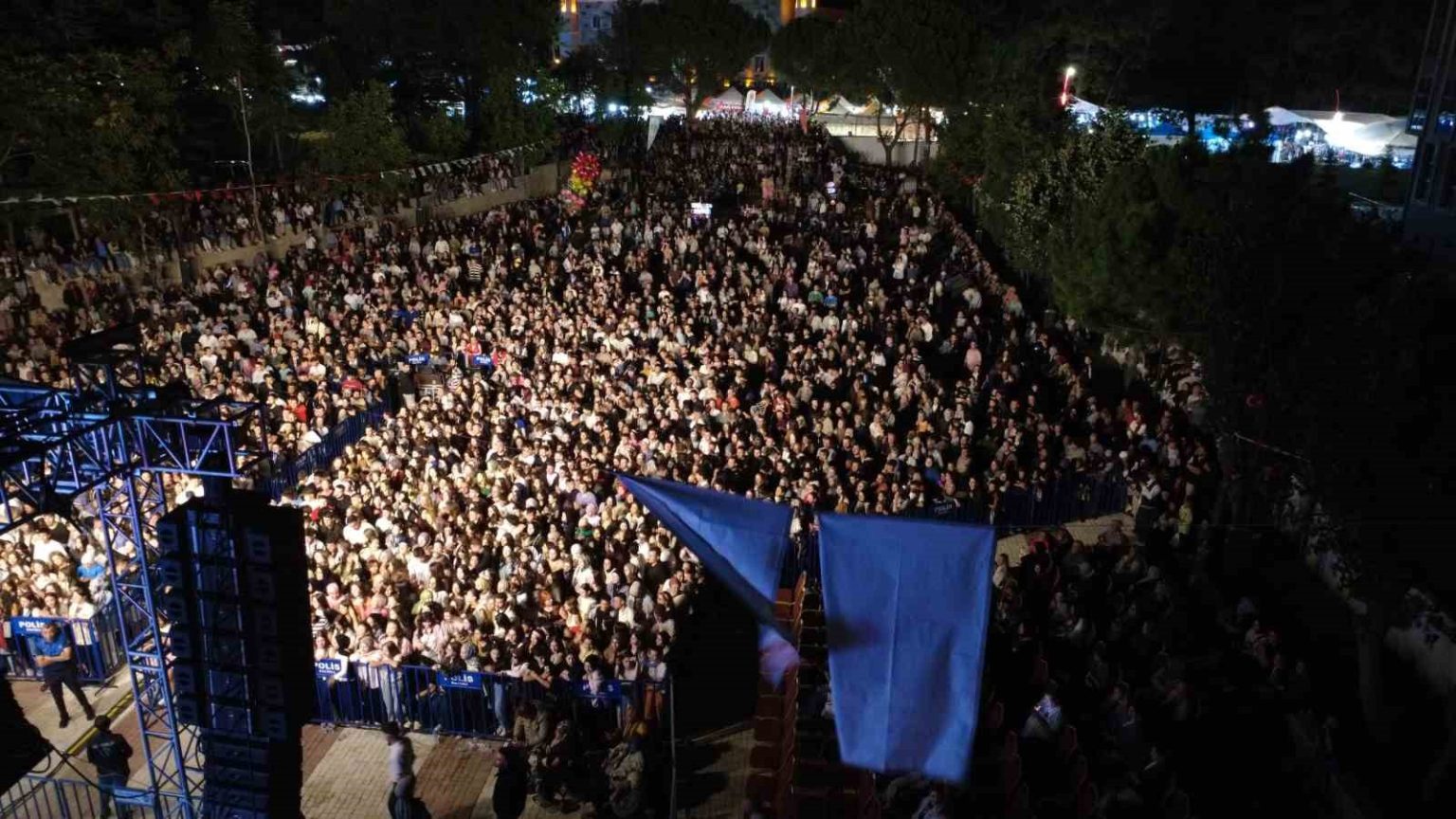 demirci-kurtulus-festivalinde-merve-ozbey-sahne-aldi