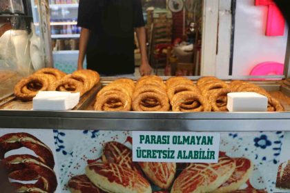diyarbakirin-ornek-esnafi-ihtiyac-sahipleri-6-yildir-bu-tezgahtan-ucretsiz-simit-ve-su-alabiliyor