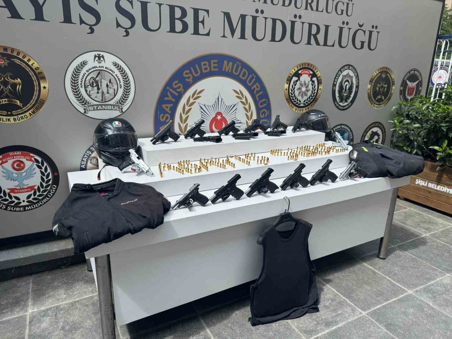 istanbulda-10-ilcede-suc-cetelerine-es-zamanli-operasyon-duzenlendi-29-supheli-yakalandi
