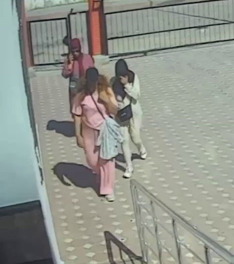 kapi-kirip-eve-giren-kadin-hirsizlar-200-bin-liralik-altin-caldi