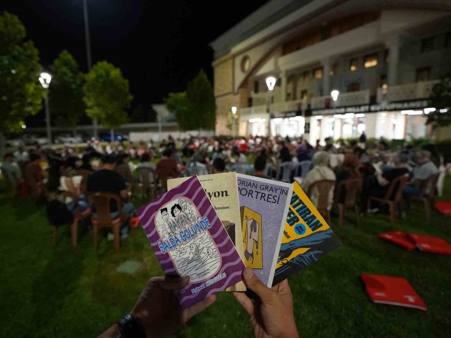 kitapseverler-sessiz-okuma-etkinliginde-bir-araya-geldi