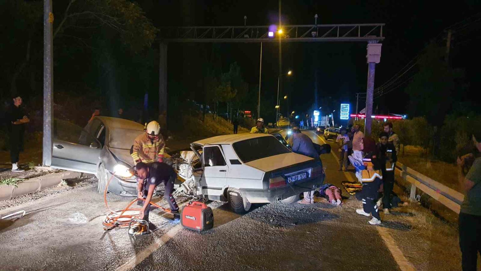 manisada-iki-otomobil-kafa-kafaya-carpisti-7-yarali
