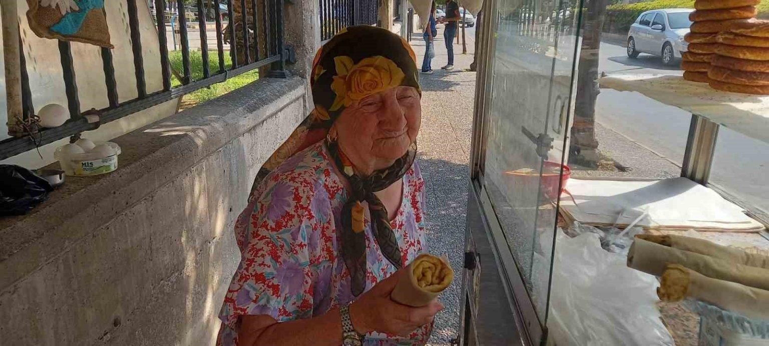 mensure-teyzenin-calisma-azmi-gorenleri-sasirtiyor