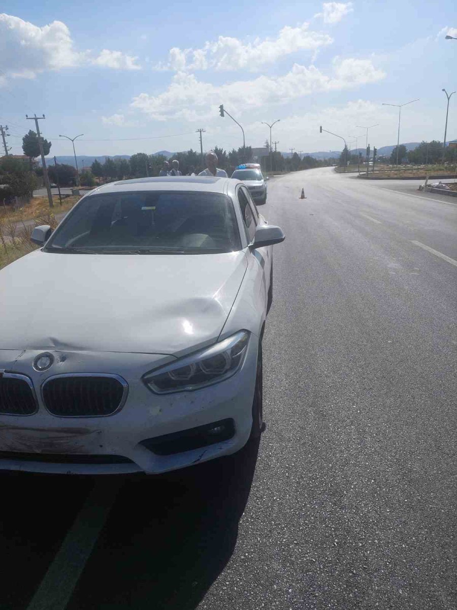 motosiklet-ile-otomobil-kavsakta-carpisti-1-yarali