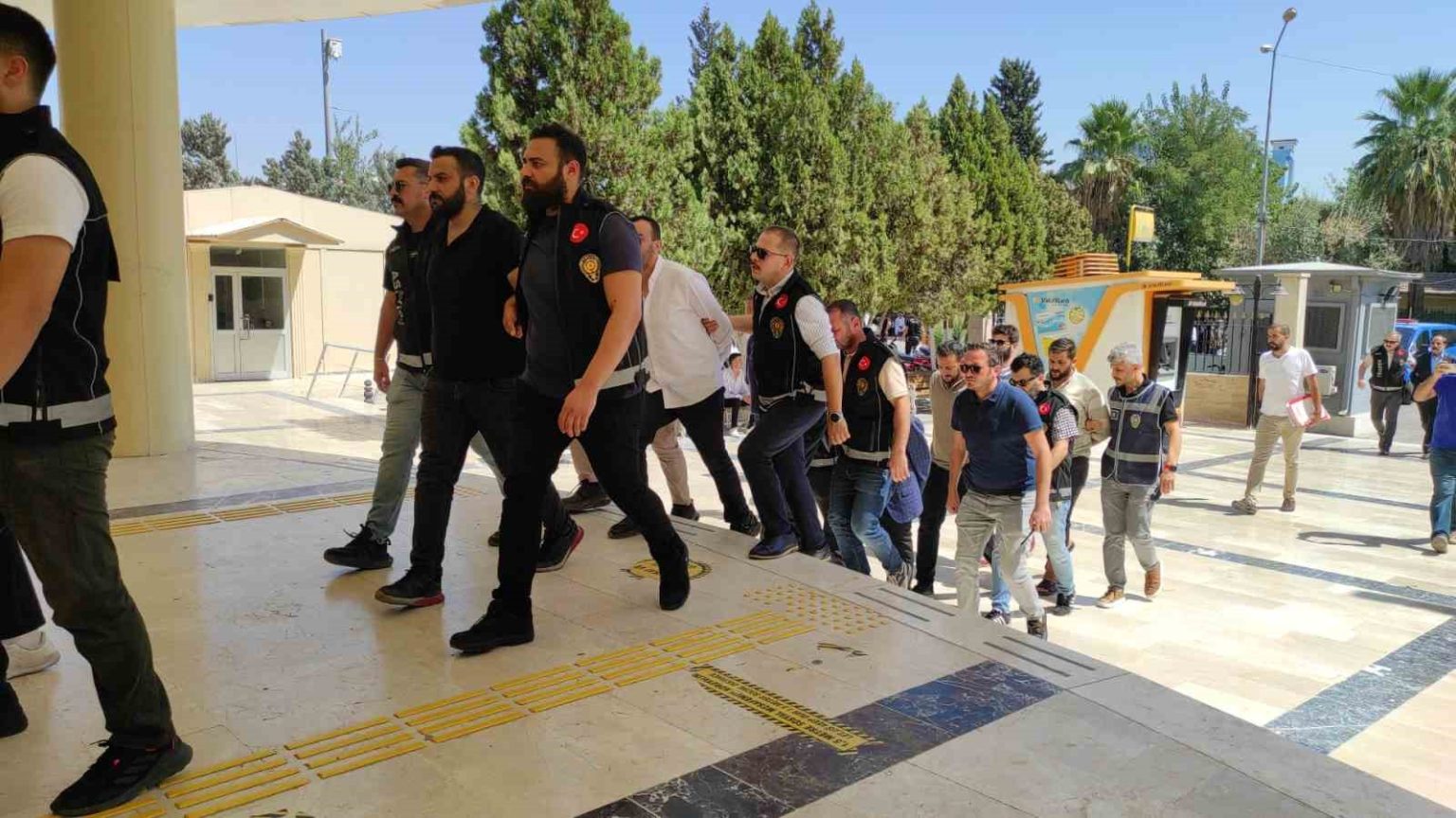 otele-duzenlenen-silahli-saldirinin-suphelileri-adliyede