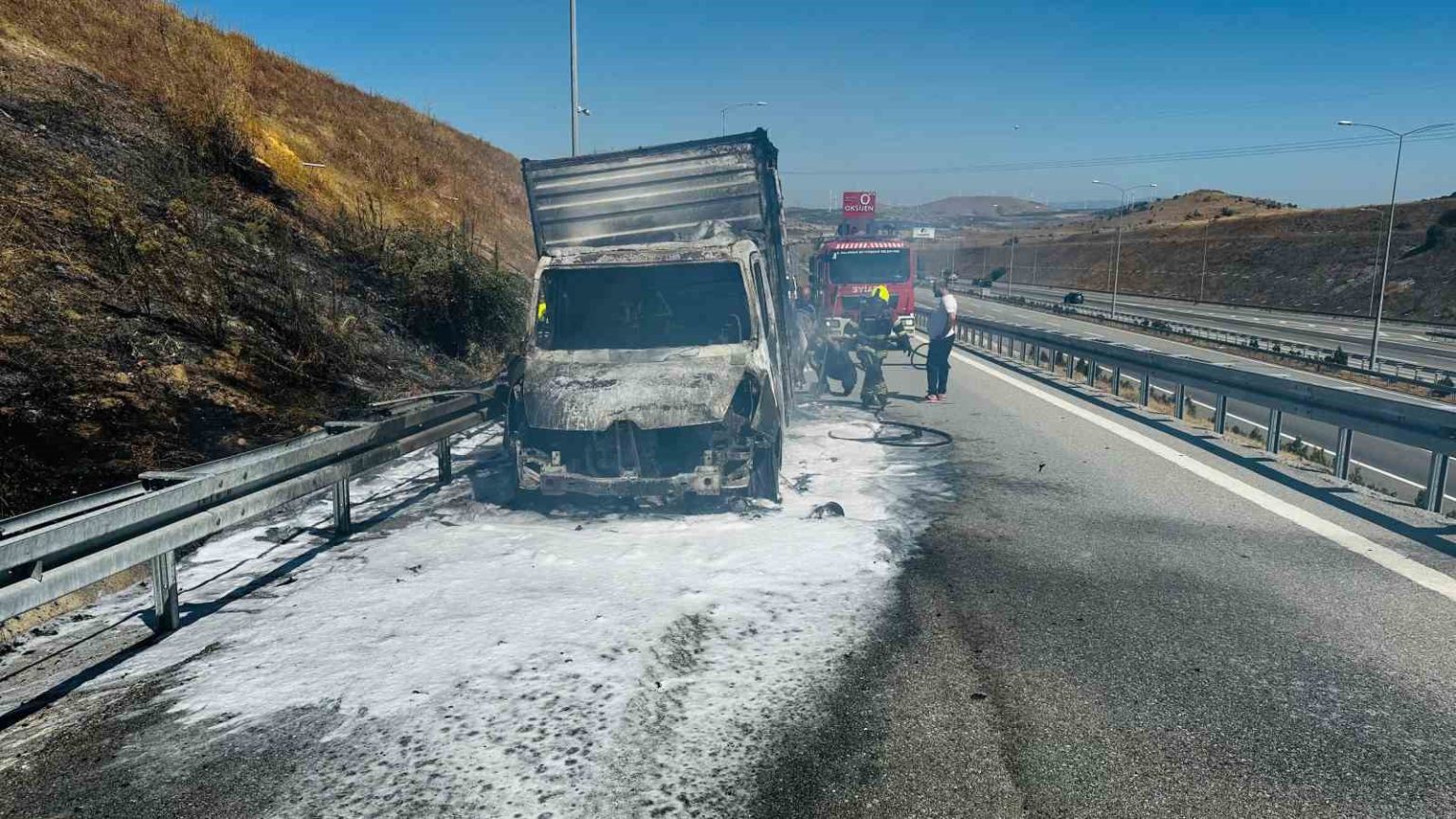 otoyolda-kamyonet-alevlere-teslim-oldu