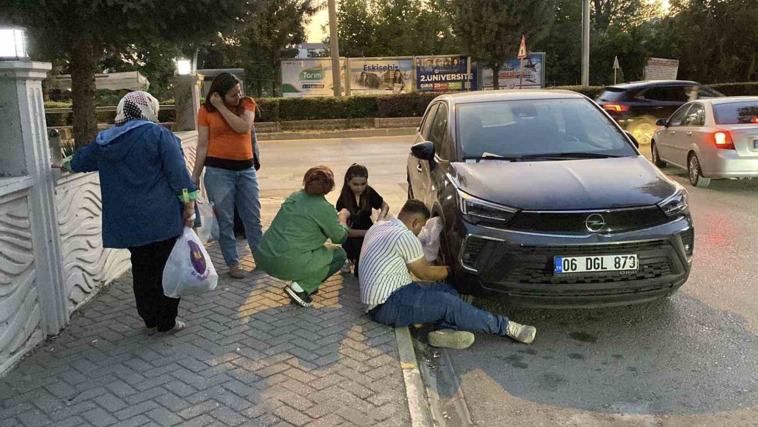 ozel-otomobilin-kaputunda-mahsur-kalan-kediyi-kurtarmak-icin-mahalleli-seferber-oldu