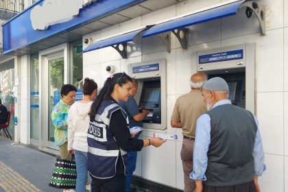 polis-vatandaslari-dolandiricilik-ve-hirsizliga-karsi-bilgilendirdi