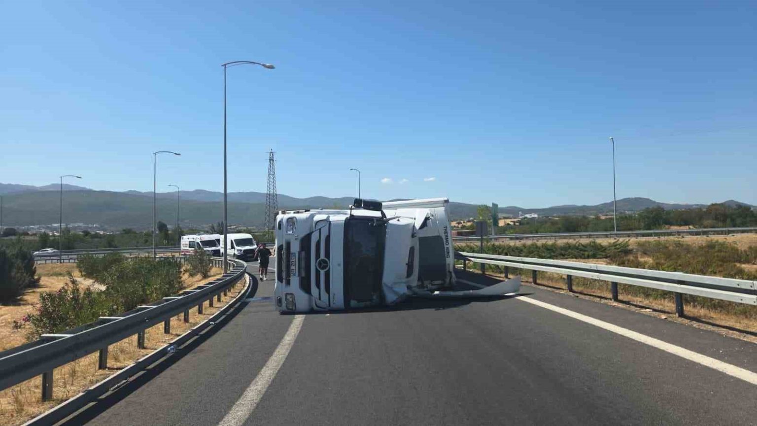 tir-devrildi-otoyol-kavsagi-kapandi