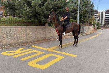 tokatta-direksiyon-sinavi-heyecanini-yenmek-icin-motosiklet-yerine-atla-parkura-girdi