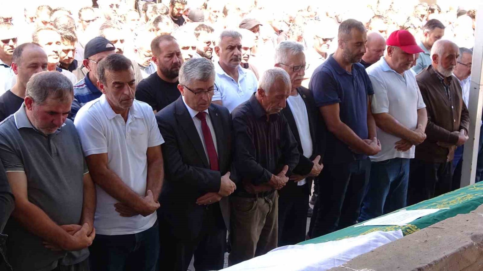 trafik-kazasinda-hayatini-kaybeden-hemsire-son-yolculuguna-ugurlandi