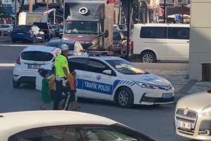 trafik-polisinden-yurek-isitan-goruntu
