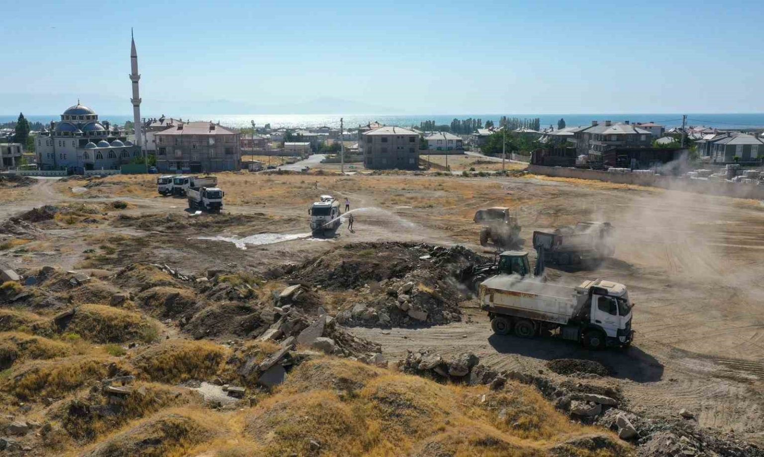 van-buyuksehir-belediyesi-bir-ay-icinde-35-noktada-9-bin-31-metrekup-hafriyat-temizlendi