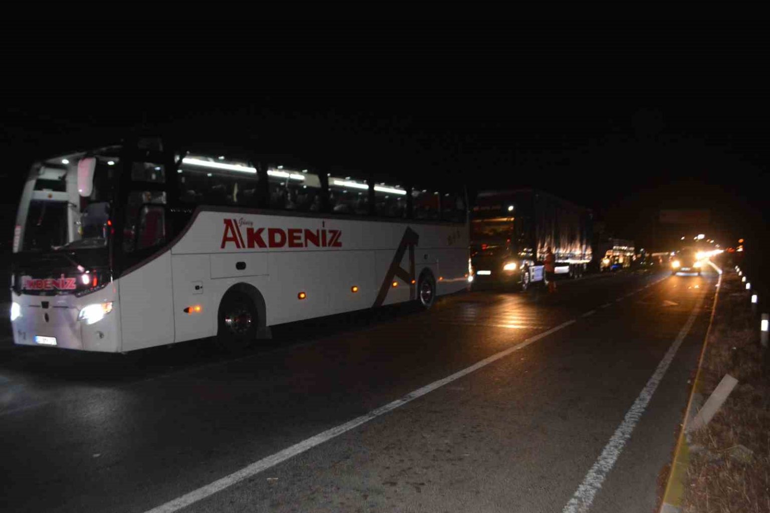 ayvalikta-kirmizi-isikta-zincirleme-trafik-kazasi-1-olu-3-yarali