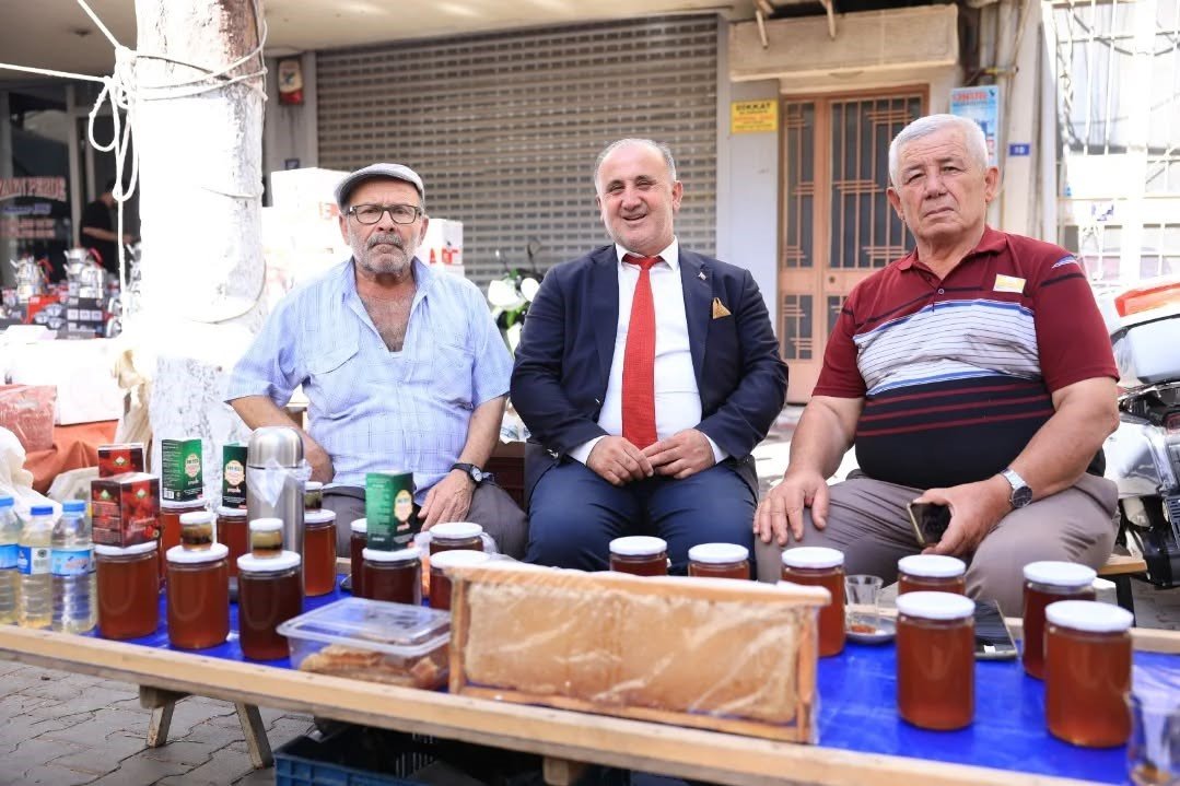 baskan-kaya-cuma-pazarinda-vatandaslarla-bulustu