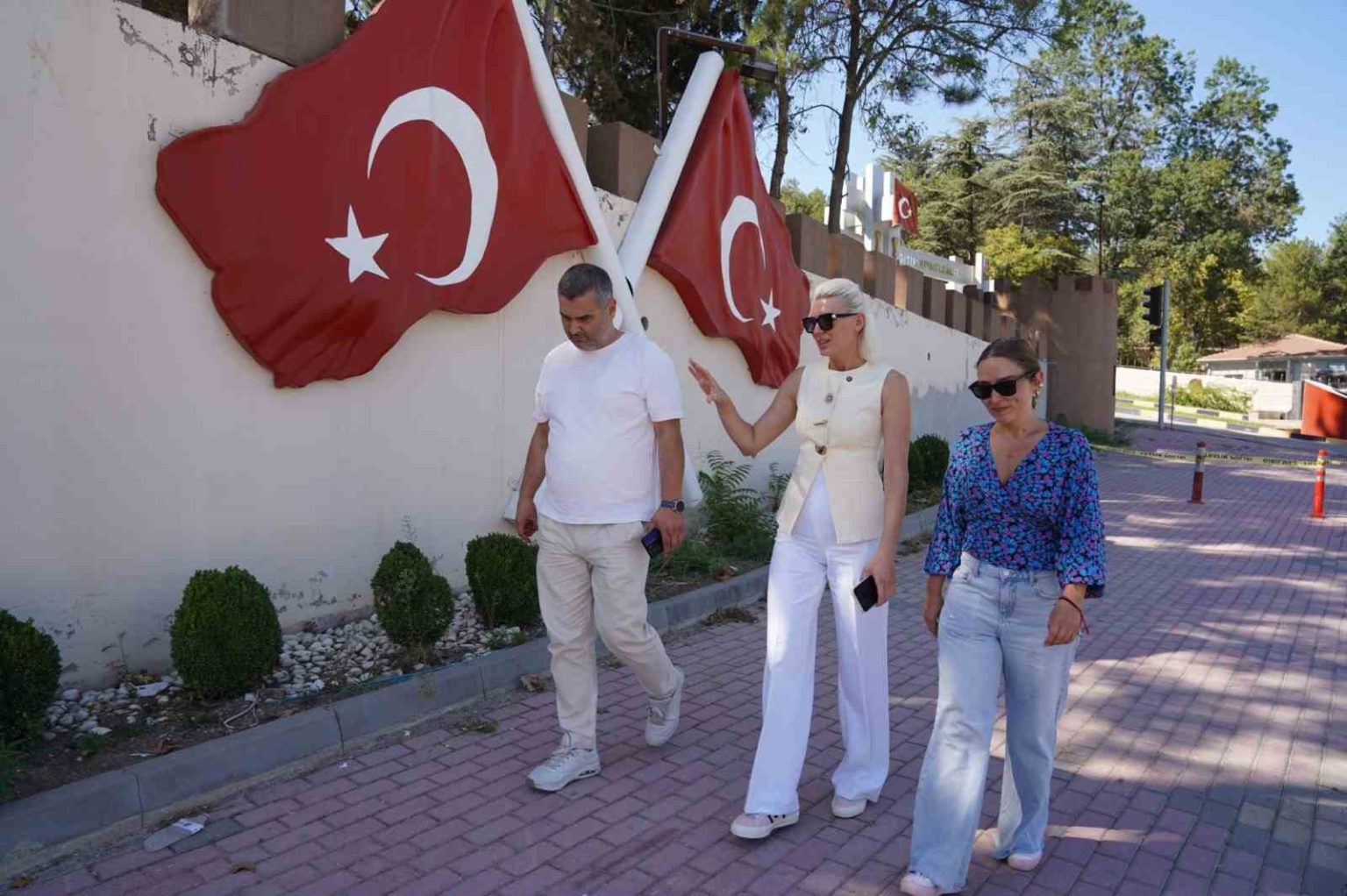 bilecikte-kotu-bir-goruntu-sergileyen-dikey-bahce-elden-geciyor