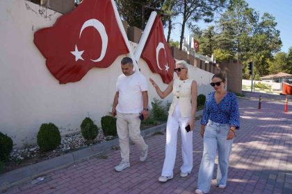 bilecikte-kotu-bir-goruntu-sergileyen-dikey-bahce-elden-geciyor