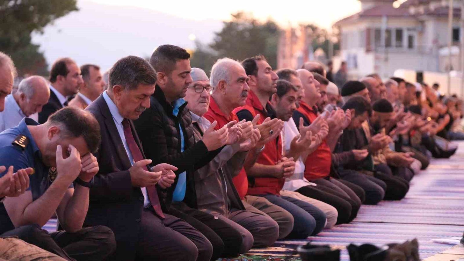erzincanlilar-terzibaba-gununde-sabah-namazinda-bulustu