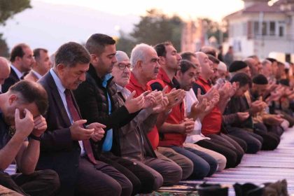 erzincanlilar-terzibaba-gununde-sabah-namazinda-bulustu