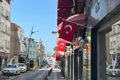 esnafa-turk-bayragi-hediyesi