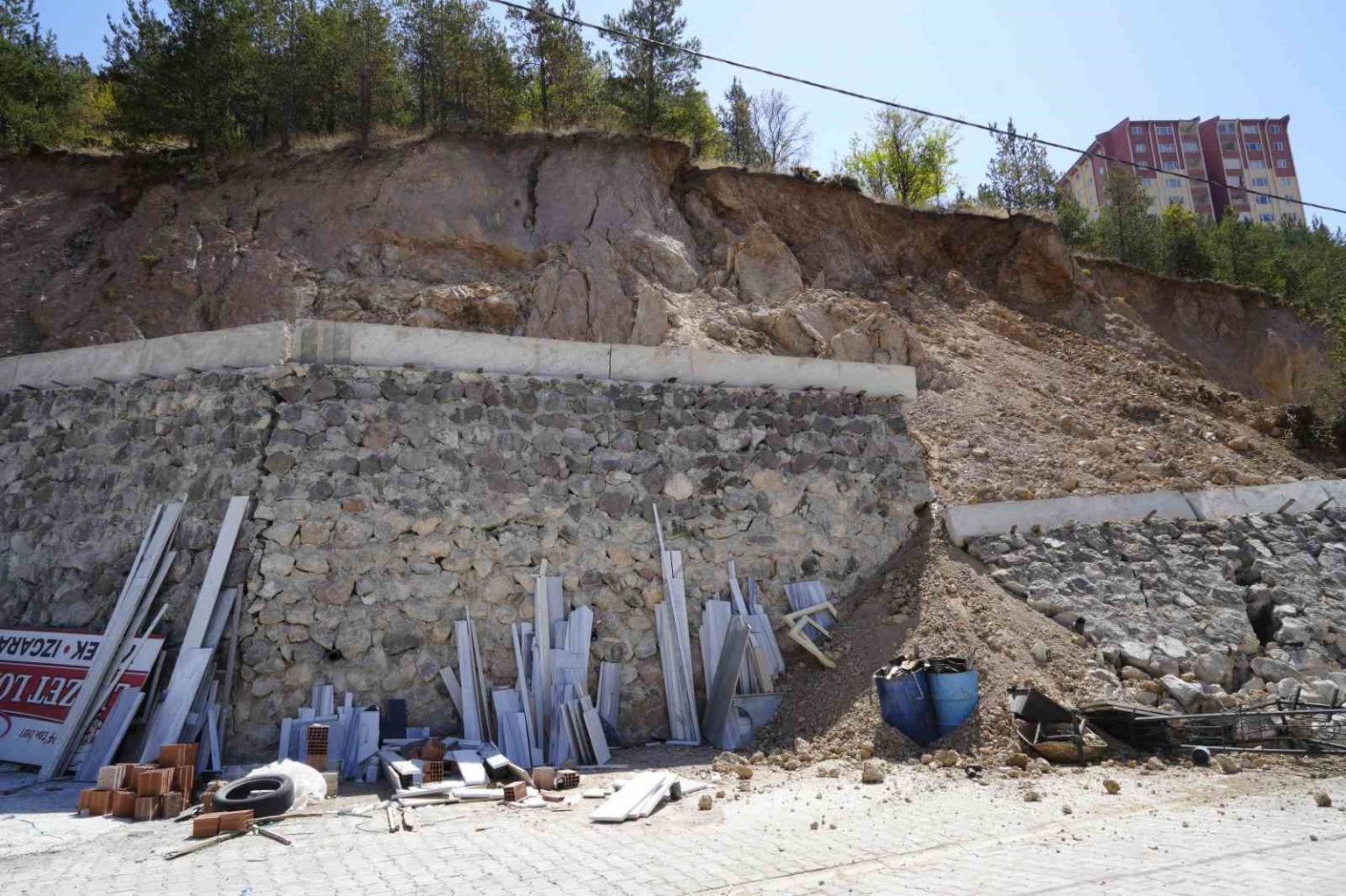 gumushanede-sanayi-sitesinde-heyelan-riski-nedeniyle-25-is-yeri-bosaltildi