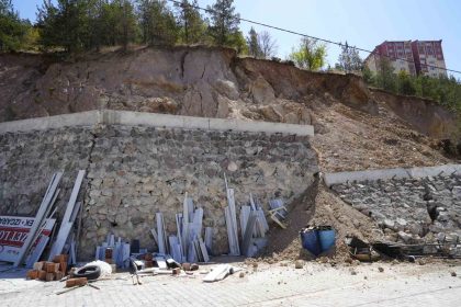 gumushanede-sanayi-sitesinde-heyelan-riski-nedeniyle-25-is-yeri-bosaltildi