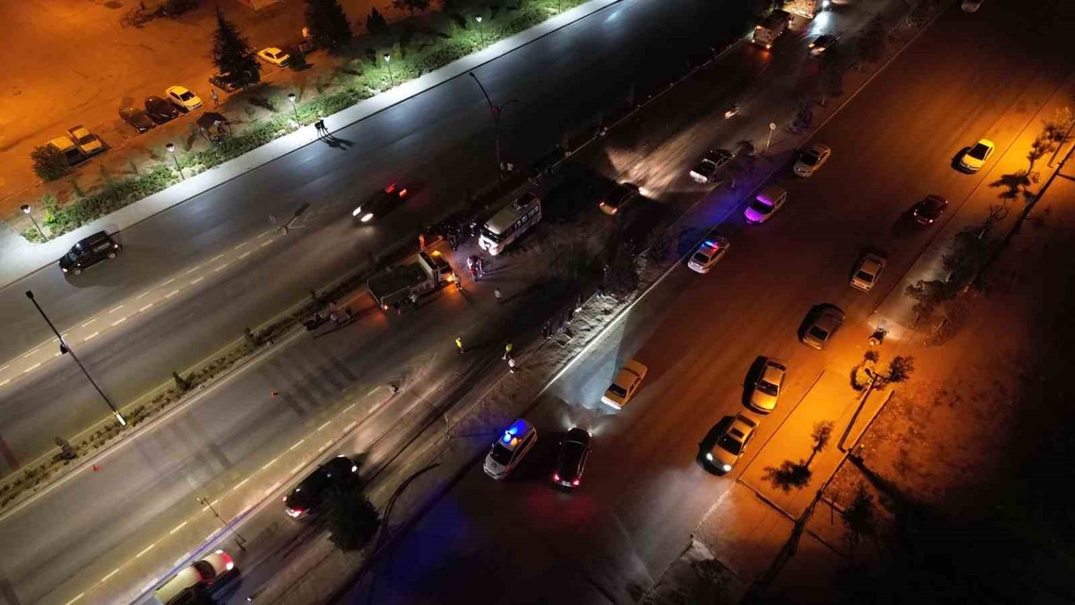 karamanda-kontrolden-cikan-minibus-aydinlatma-diregi-ve-agaclara-carpti