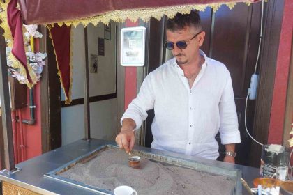 kizgin-kumda-kahveyi-fakli-aromalarla-sunuyor
