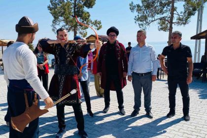 samsat-ilcesinde-zafer-bayraminda-ok-atildi