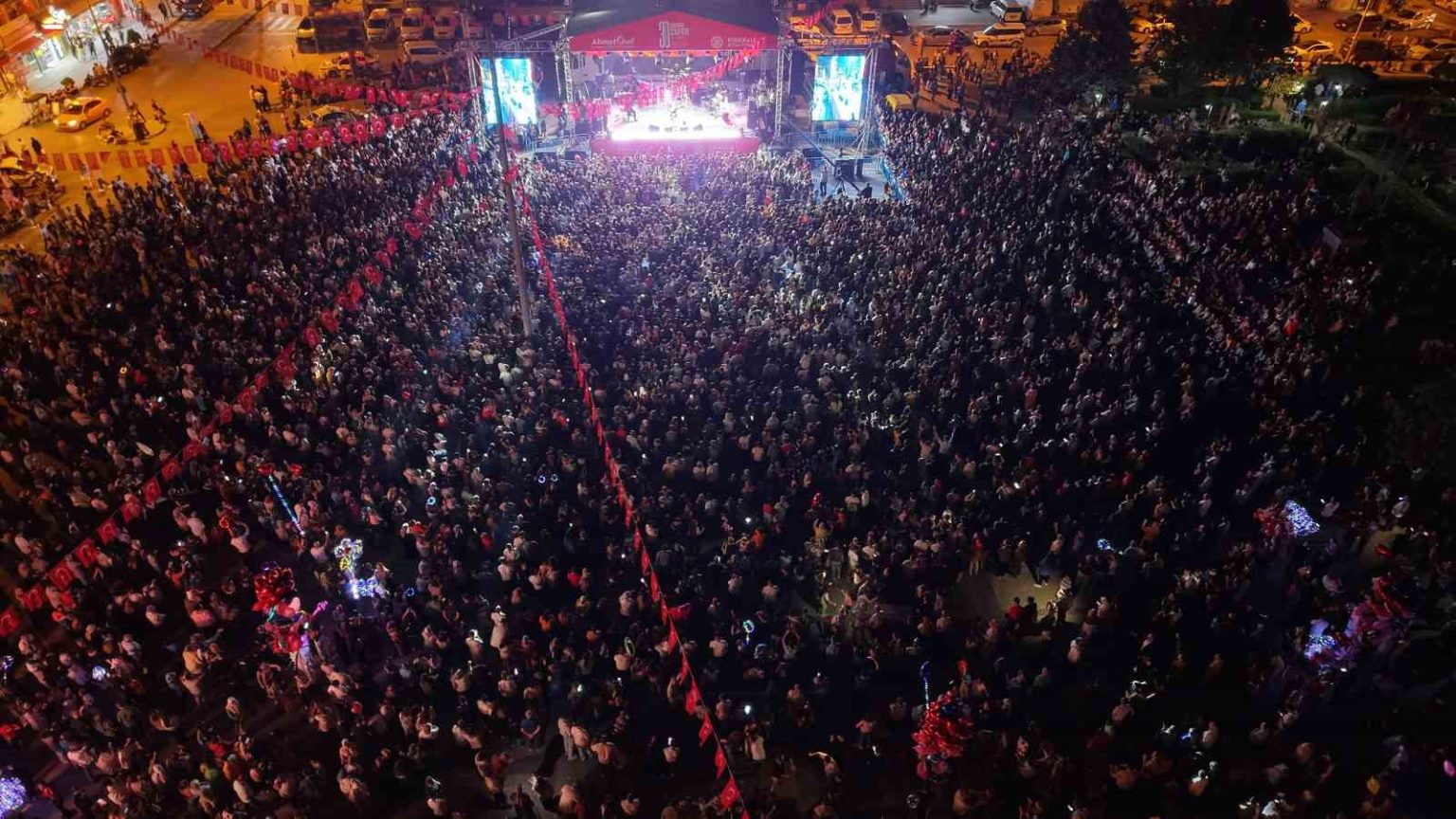 turk-halk-muzigi-sanatcilari-zafer-bayramina-ozel-konserde-sahne-aldi