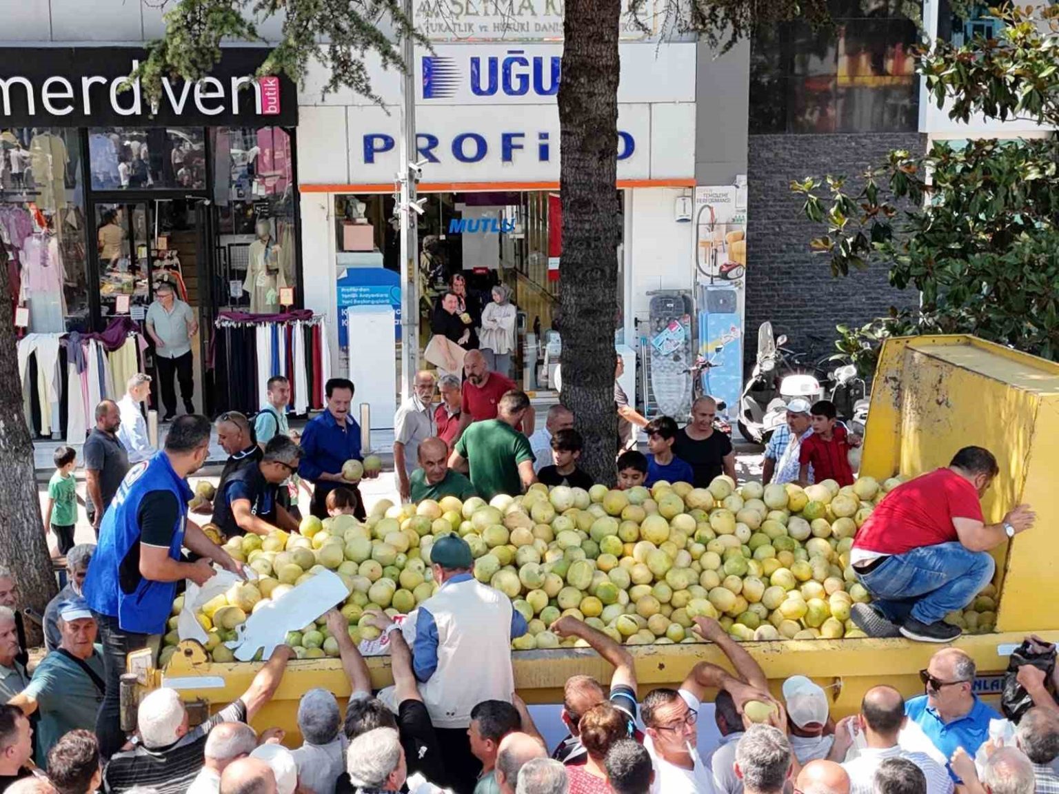 vatandaslara-5-ton-yerli-kavun-ucretsiz-dagitildi