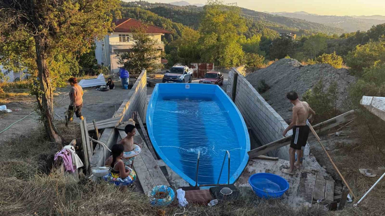 yattan-koydeki-evinin-bahcesine-havuz-yapti