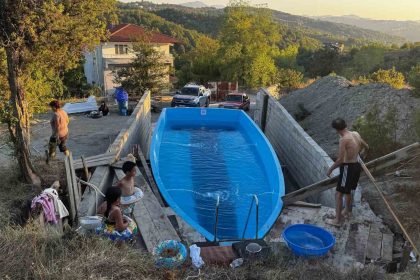 yattan-koydeki-evinin-bahcesine-havuz-yapti
