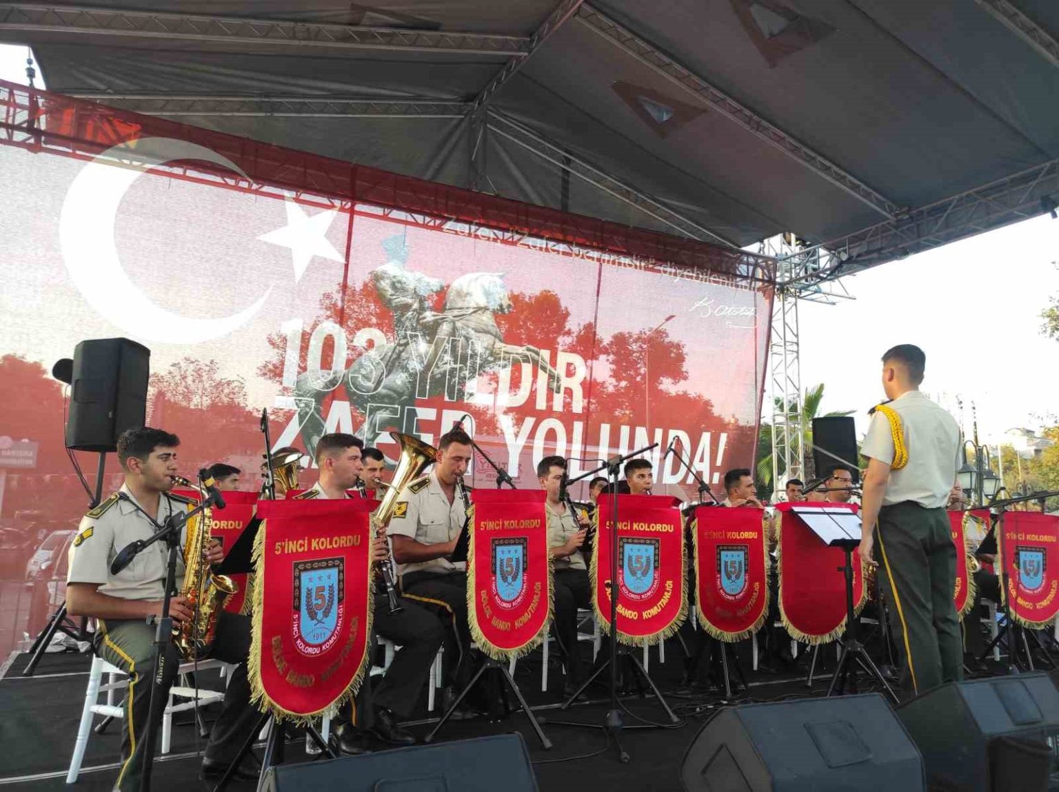 5-kolordu-kara-kuvvetleri-komutanligi-bandosu-tekirdagda-zafer-bayrami-coskusu-yasatti